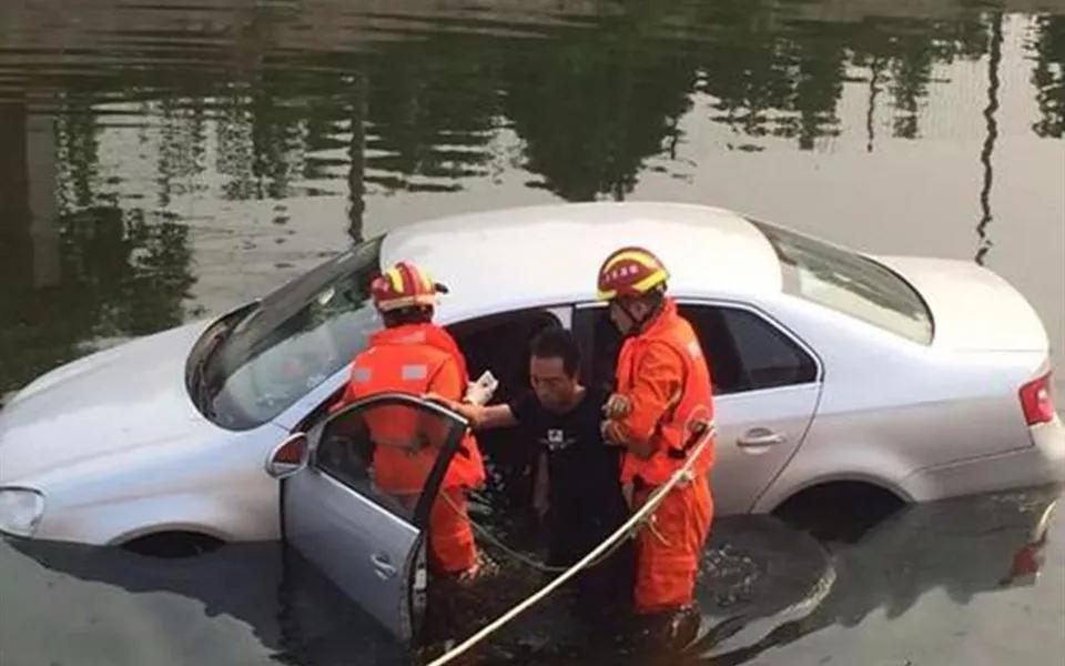 汽车落水的救命方法你一定要知道,汽车落水一招保命