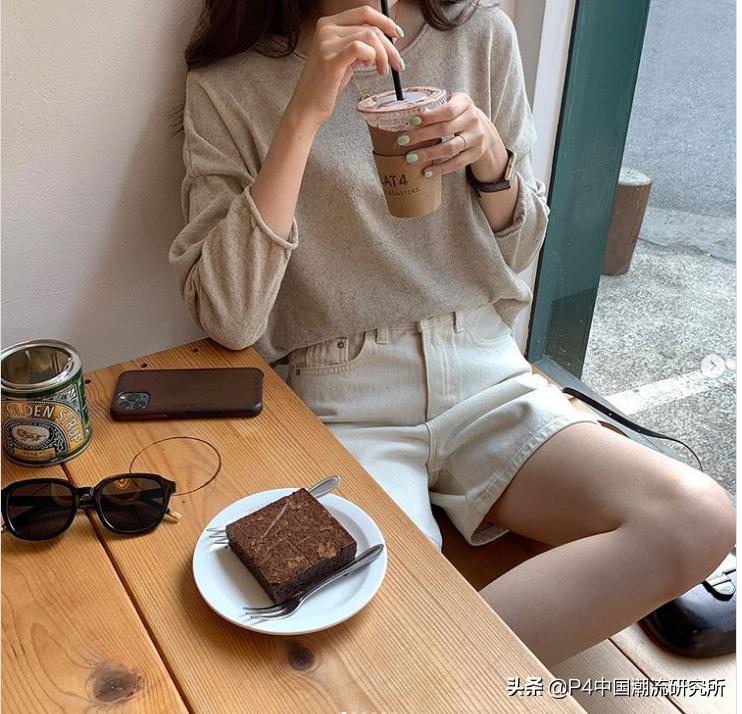 牛仔短裤怎么穿才好看,牛仔短裤就要穿这样的舒适又显瘦