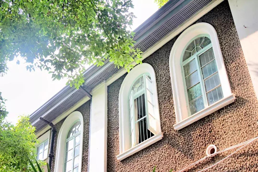 武昌这所低调的大学坐拥一线江景,教学楼窗外就是黄鹤楼