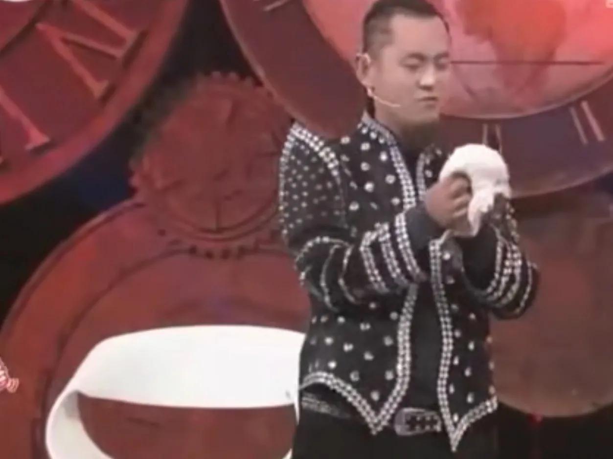 小伙成了有名的魔术师,离婚后要与初恋结婚,女孩说回不去了