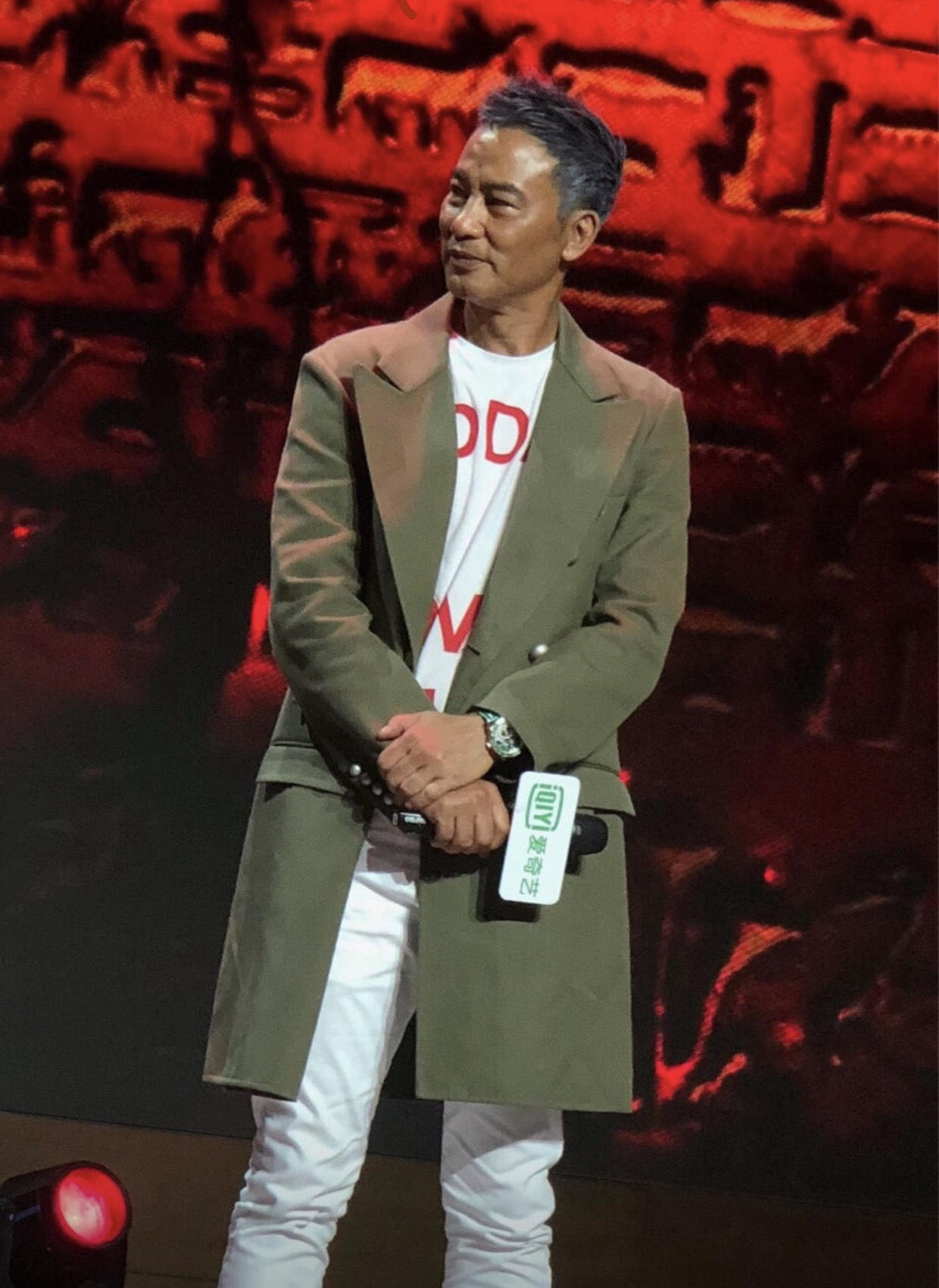 任达华穿粉紫红衣服西装,任达华穿什么颜色裤子好看