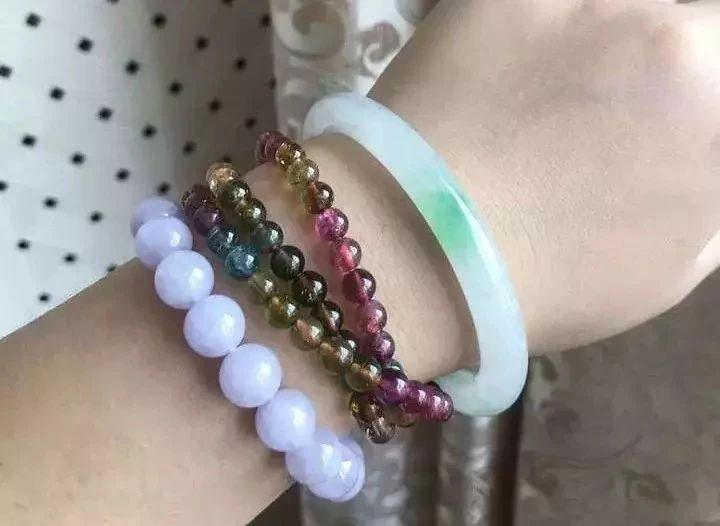 玉镯款式太单调？6种“叠搭法”不怕你撞衫就怕你太时髦