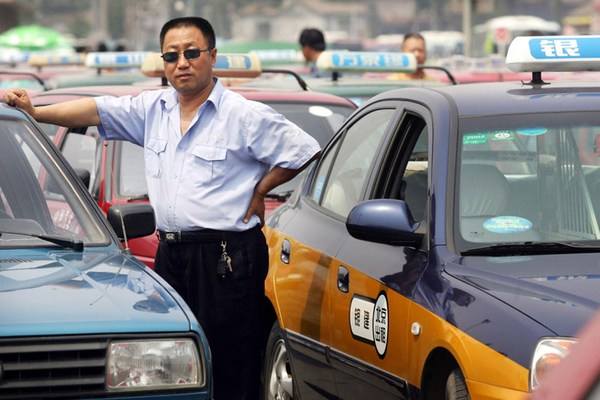 开出租车挣钱不容易，看完这些，你就知道出租车司机有多累有多苦