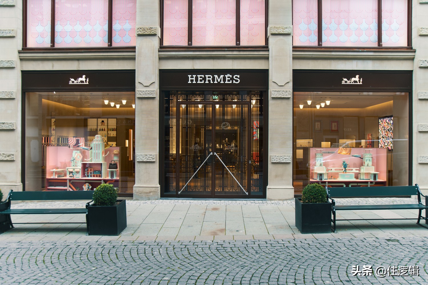 爱马仕橱窗工艺品摆件,爱马仕橱窗主题有哪些