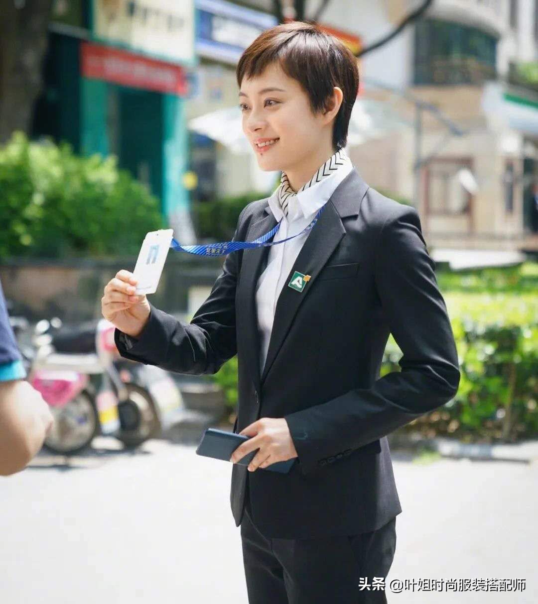 丝巾怎么选颜色高贵优雅百搭,怎样选最好质量的丝巾好看又洋气