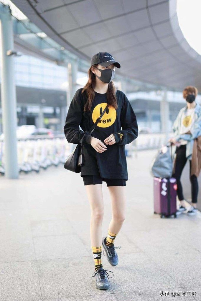 关晓彤衣品直线大衣洞洞裤,关晓彤最近衣品