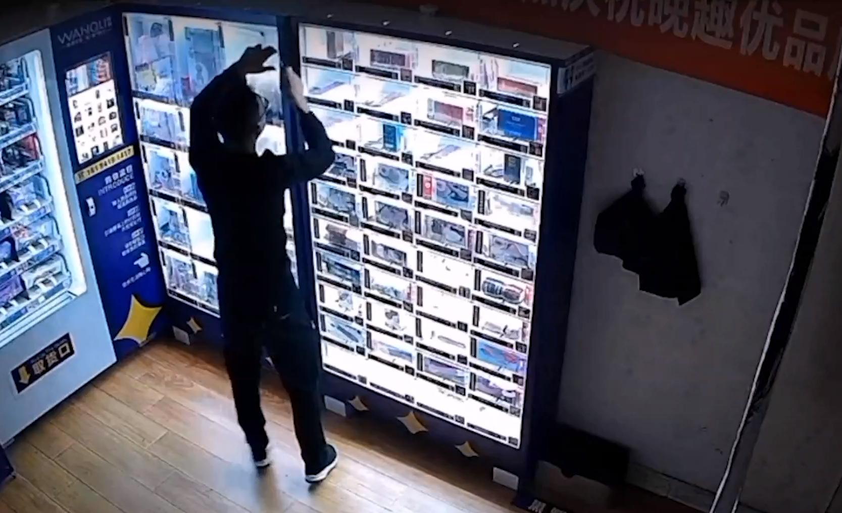 男子凌晨偷硅胶,男子偷充气玩具在店里