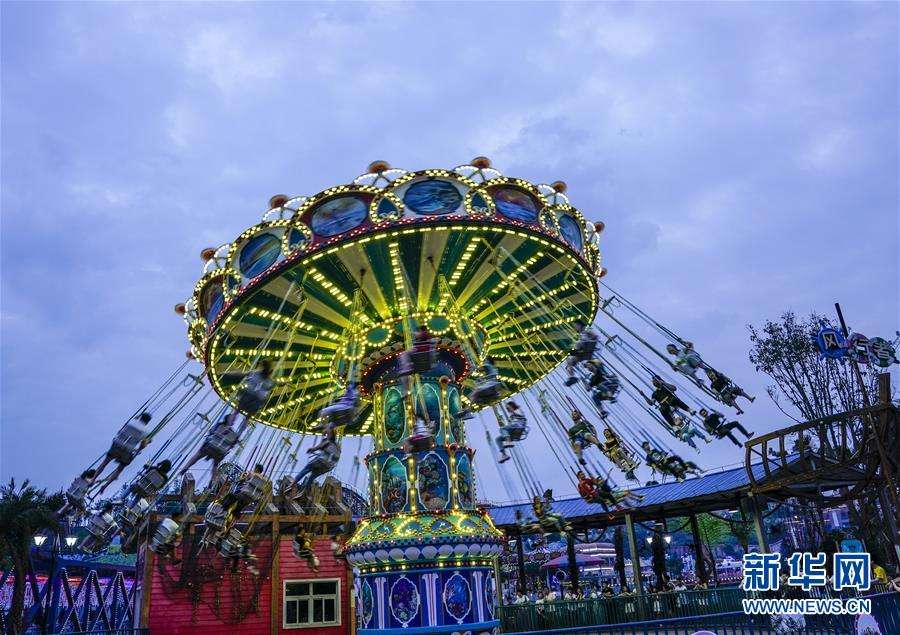 玩游乐设施视网膜脱离,小伙躺着玩手机砸眼致视网膜脱离