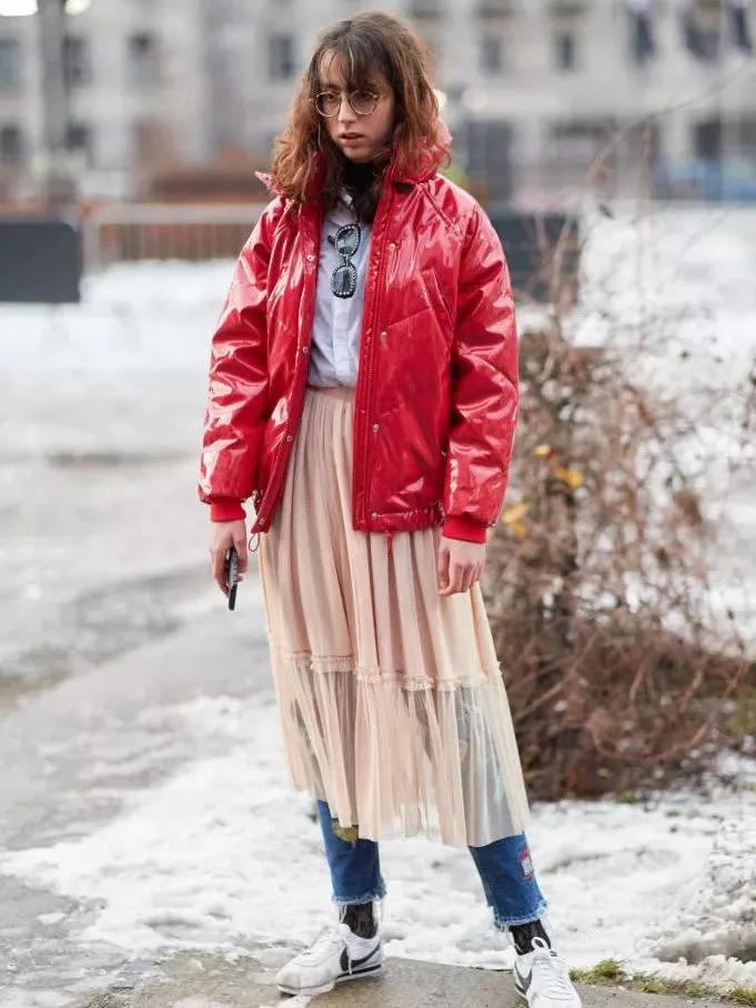 早春羽绒服穿搭又暖又时髦,轻薄羽绒服早春款