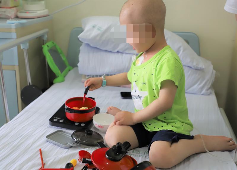 贵州妈妈跨越2000公里到青岛求医,安徽巨肚患者跨越2000公里求医