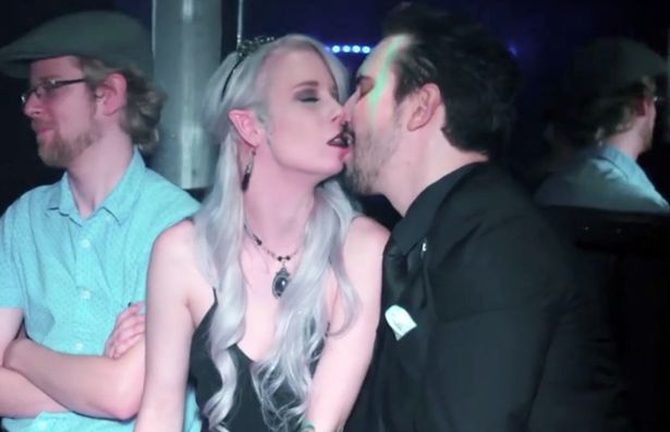 美国夫妻自称为吸血鬼国王及王后，靠每月吸食供血女友血液为生