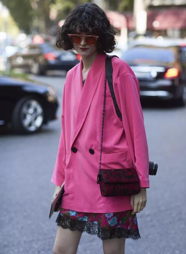 穿腻了黑白穿搭,穿腻了黑白灰