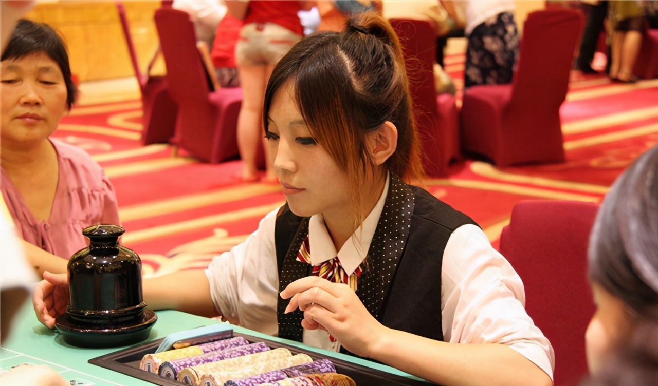 澳门荷官：这行没有年轻人，每天“见证”一夜暴富和倾家荡产