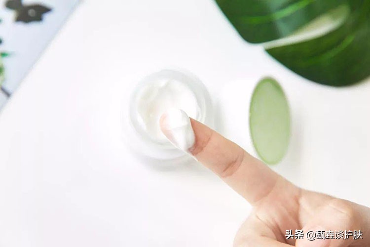 擦完水乳霜之后脸油是怎么回事,晚上抹完水乳霜脸上黏黏的怎么办