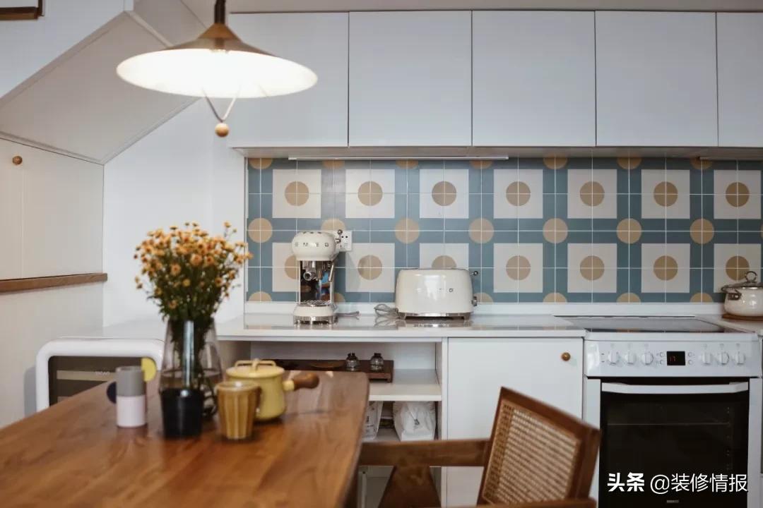 她买下32㎡上海老旧学区房，为女儿打造小桃园还有20㎡舒适大庭院