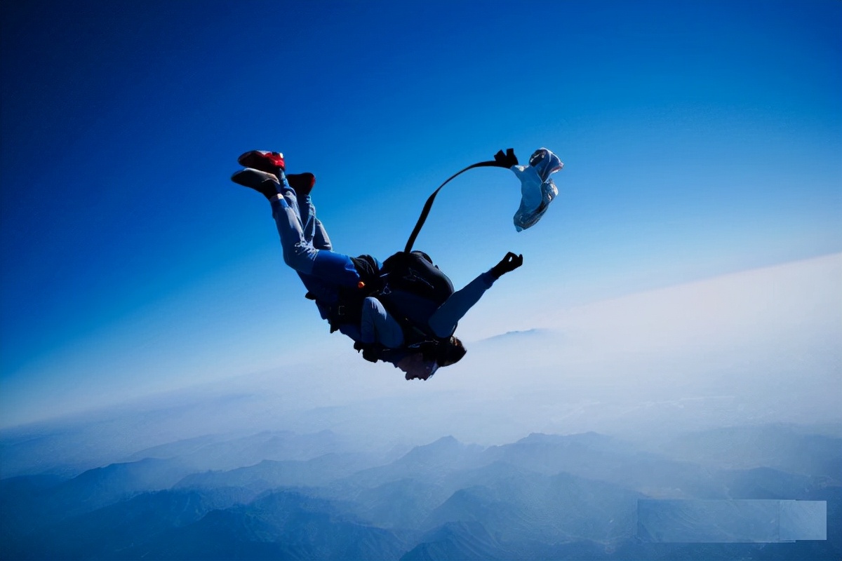 飞机在8000米高空解体，所有人直线下坠，却有人奇迹生还