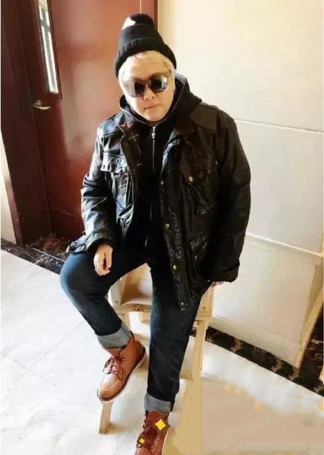 韩红早期军装照,18岁的韩红穿着军装