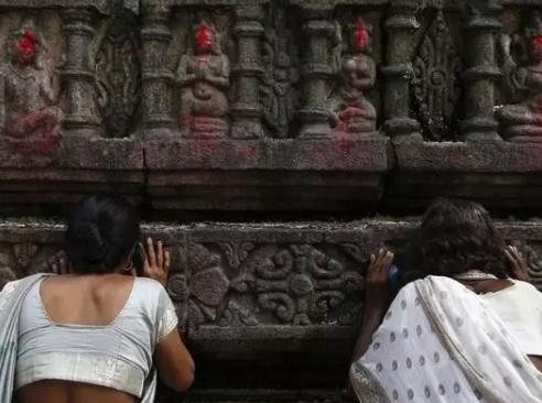 为解决妇女生理问题，男子穿带血卫生巾走上街头，却惨遭妻子离婚