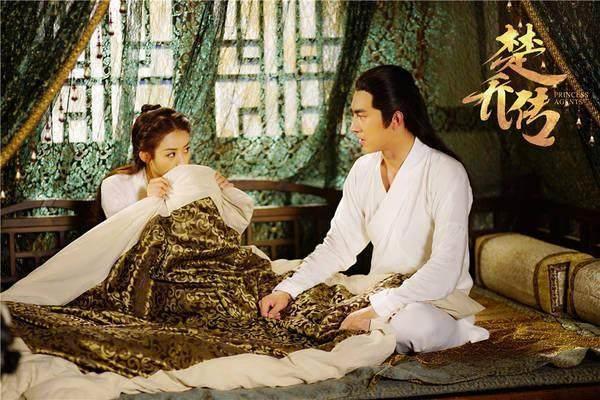 赵丽颖端着饭哭的视频,赵丽颖深夜发个汉堡的图片