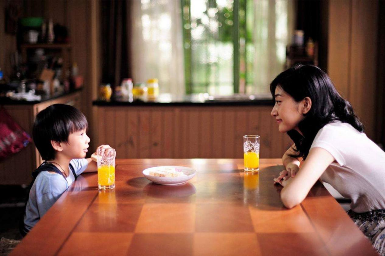 姐弟俩坐姿引热议,姐弟坐地铁坐姿