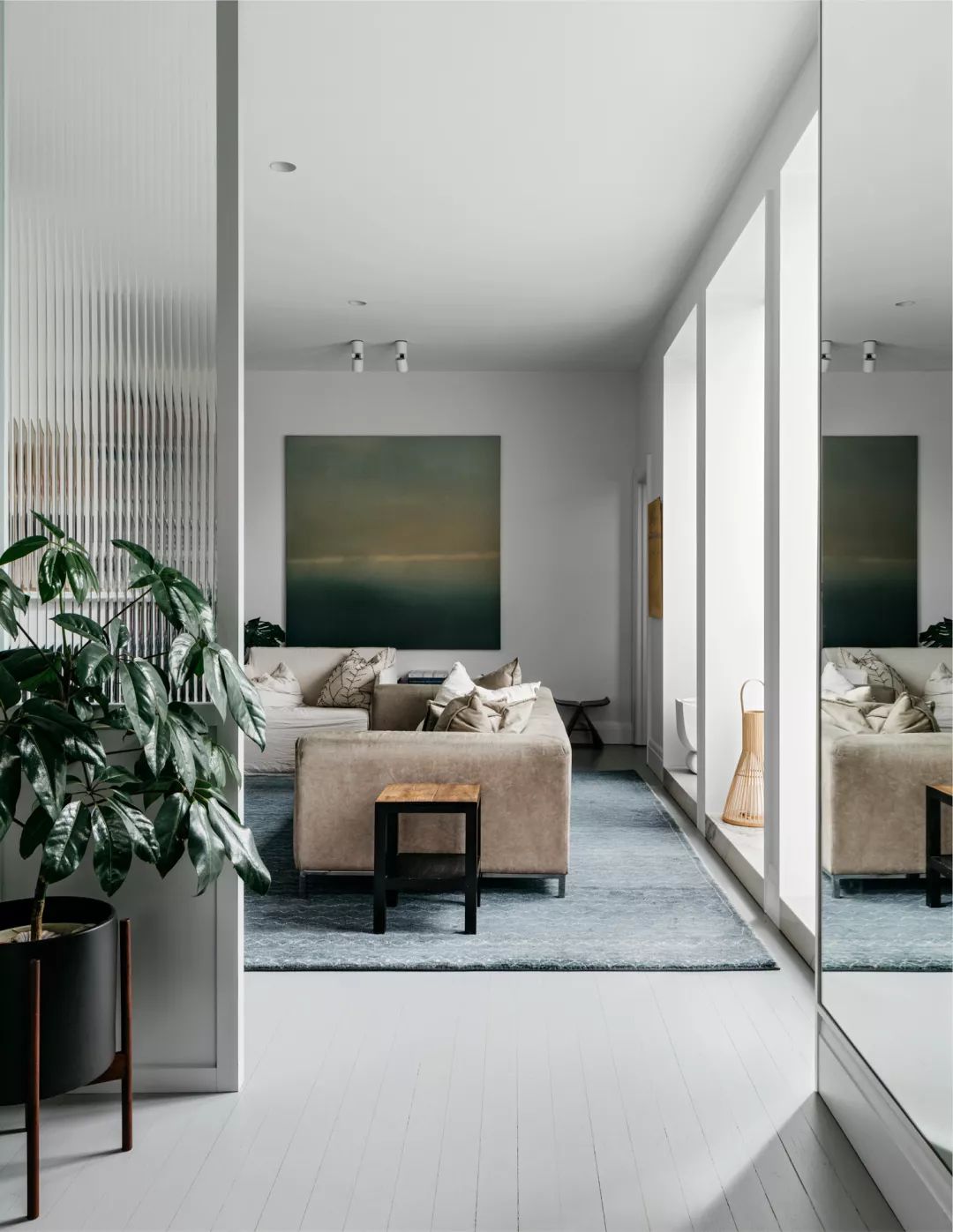 长虹玻璃做出来的阳台隔断效果,长虹玻璃嵌入墙体增加采光