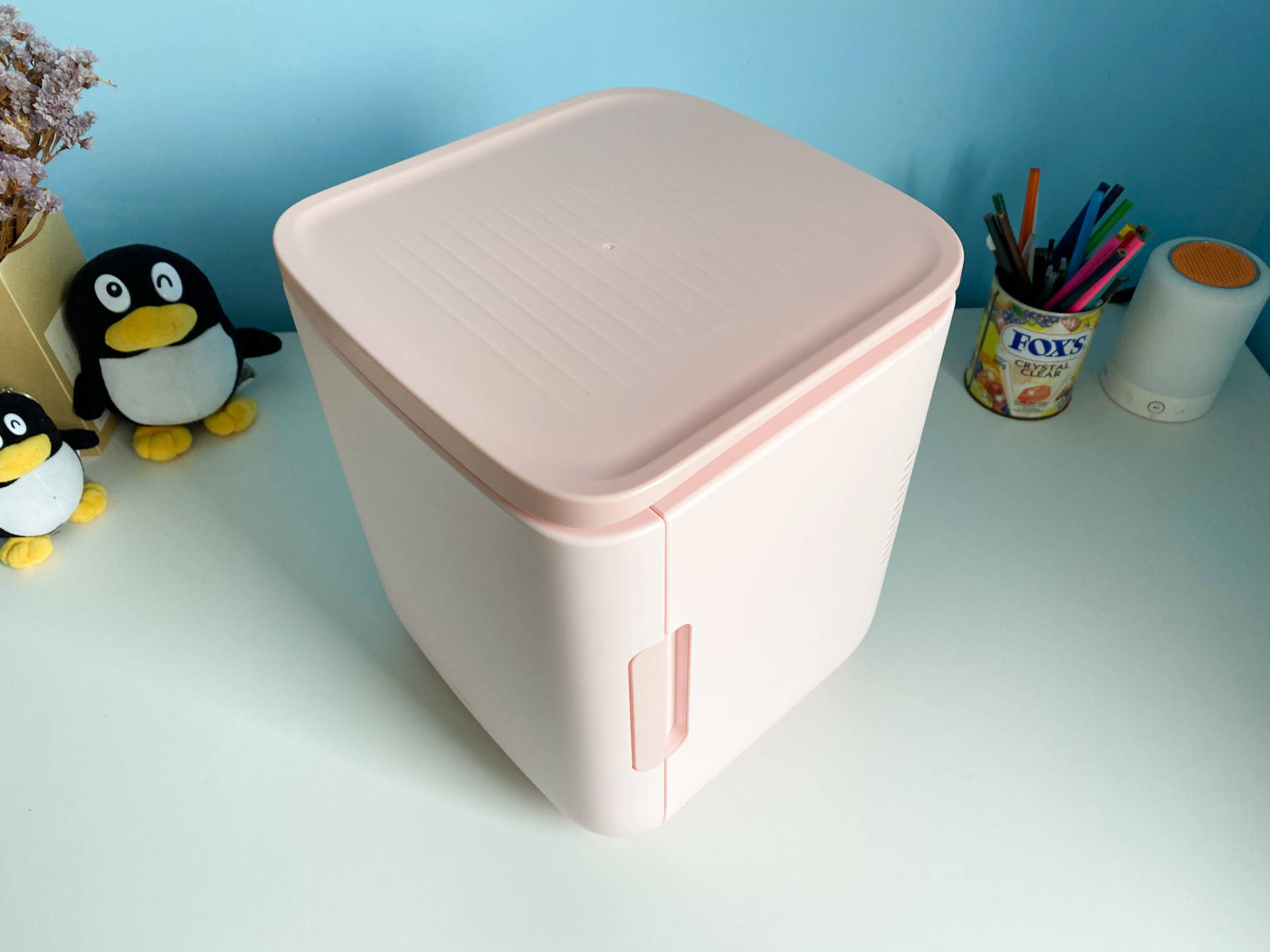 想要上班时随时喝上冷热饮?试试这款可放在桌面的小冰箱