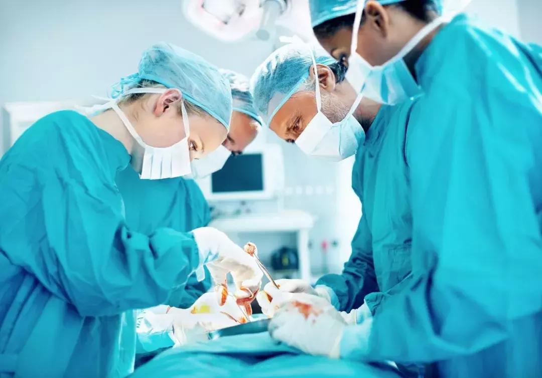 35岁的女子怀孕31周竟是三胞胎,女子怀孕40周胎死腹中