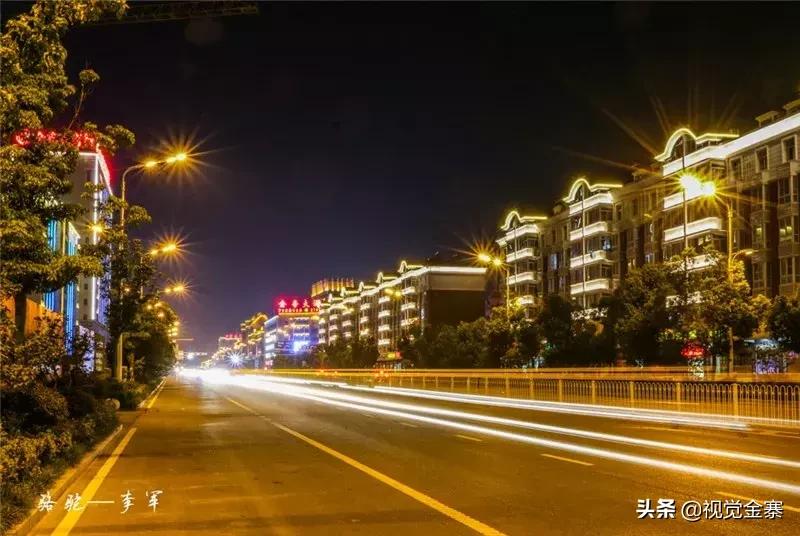 金寨城市夜晚霓虹灯璀璨,金寨山城夜景美景