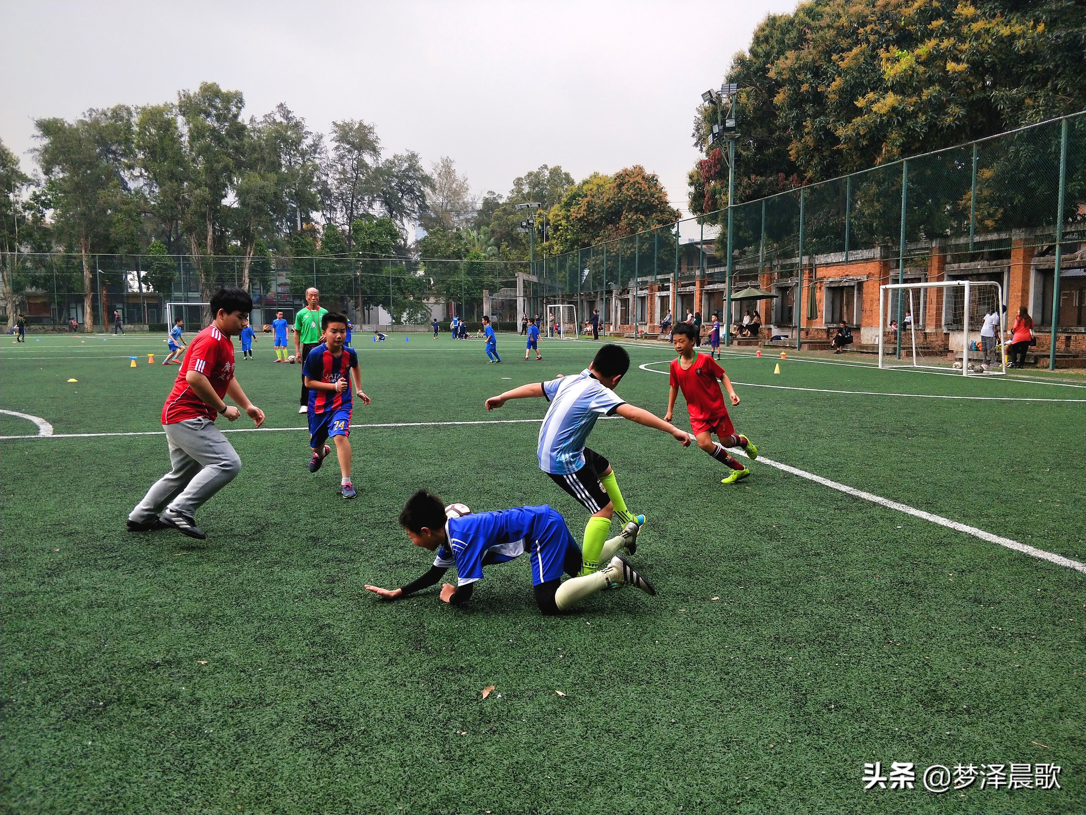 少儿足球坚持梦想,少儿对足球的热爱
