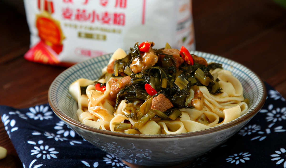 手擀面为啥一煮就折了,手擀面一煮就糊是怎么回事