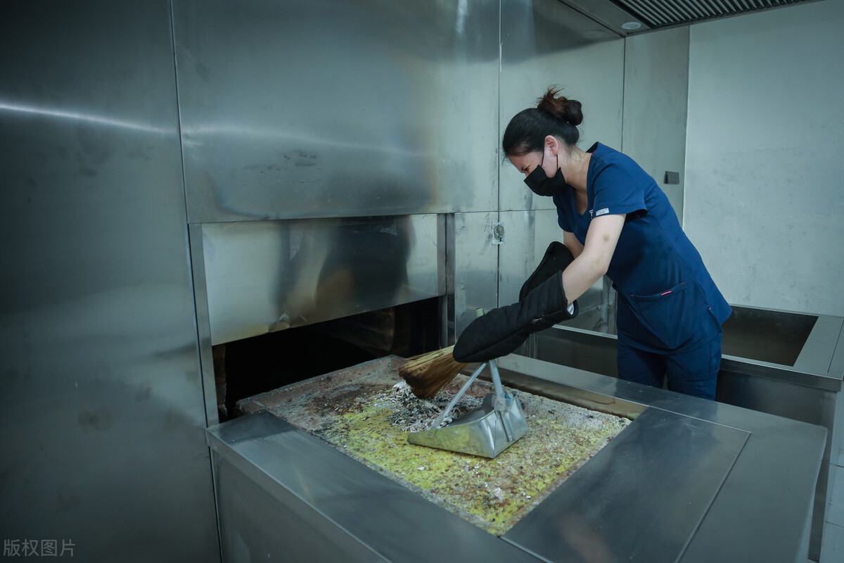 人去世之前排便会怎么样,人去世后粪便会排出去吗