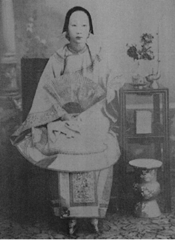 正说缠足一千年：三寸金莲如何从“贵族范儿”，变成了情色风