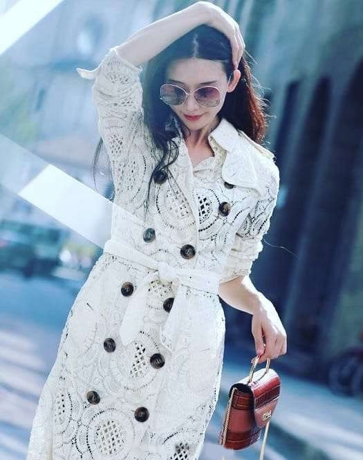 林志玲穿深v吊带连衣裙凹造型,林志玲印花黑裙端庄优雅