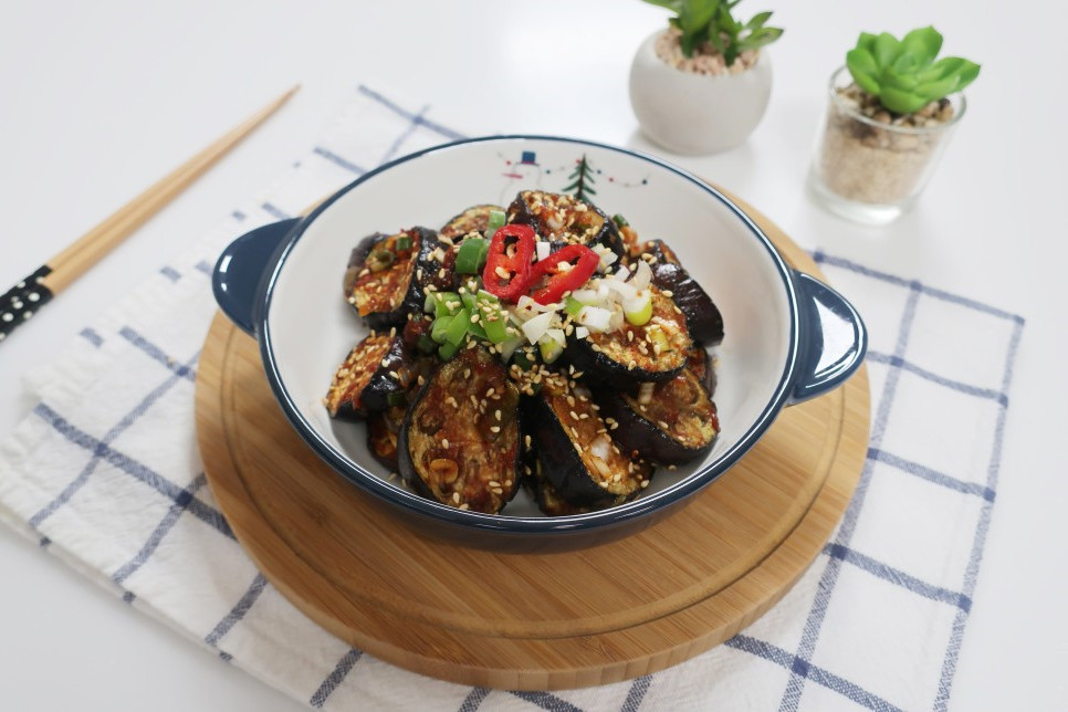 酸辣烤茄子教程,不辣的蒜蓉烤茄子做法