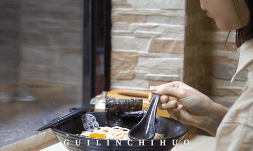 东西巷火了4年的“爱情”小店，老板竟然师从日本“拉面之神”