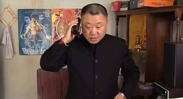 被嘲笑、被看不起的小人物，其实他背负着中国人身上浓浓的人情味