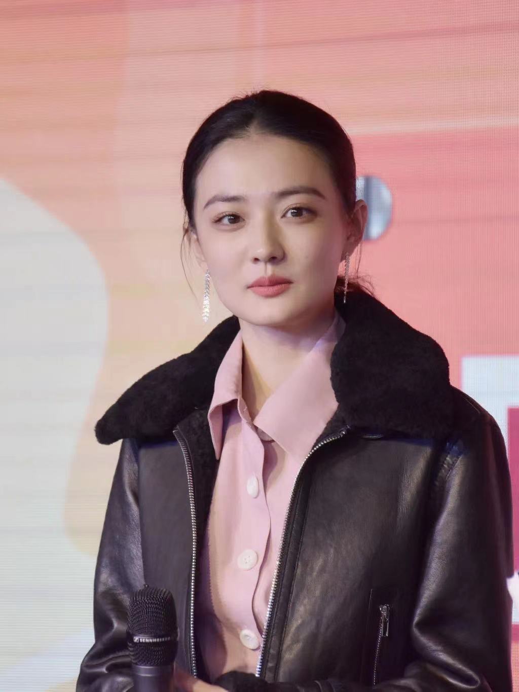 方脸女生如何打扮显脸小,短方脸女生适合什么风格