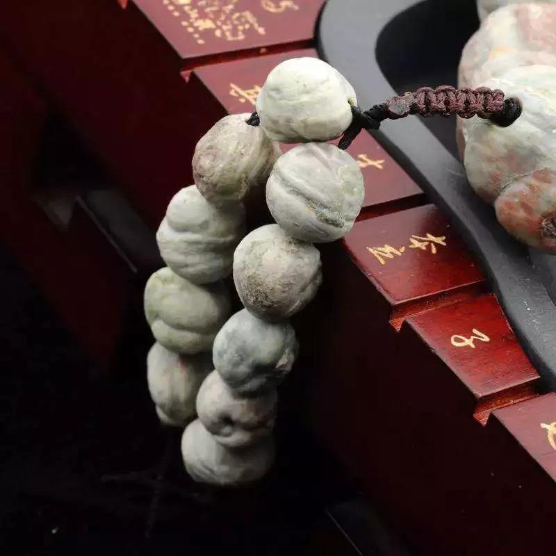 疆东和田玉籽料,和田玉分为哪些种类的石头呢