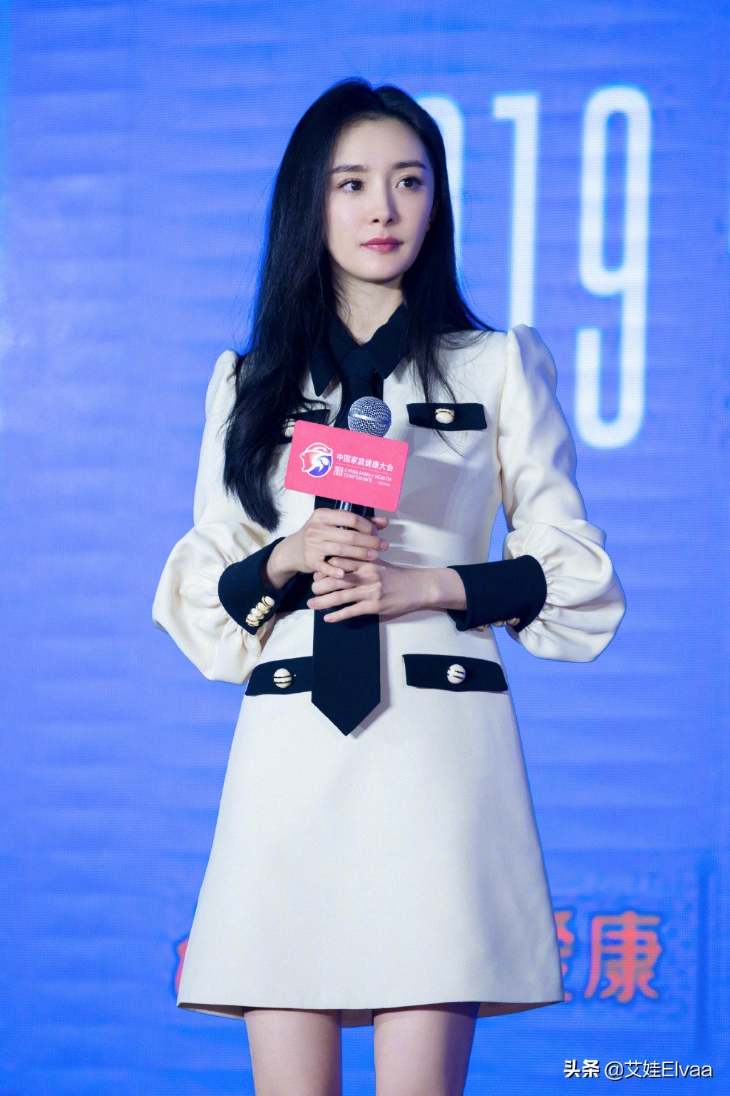 杨幂身穿一袭黑色高开叉礼服,杨幂身穿黑色短版西装红蓝格