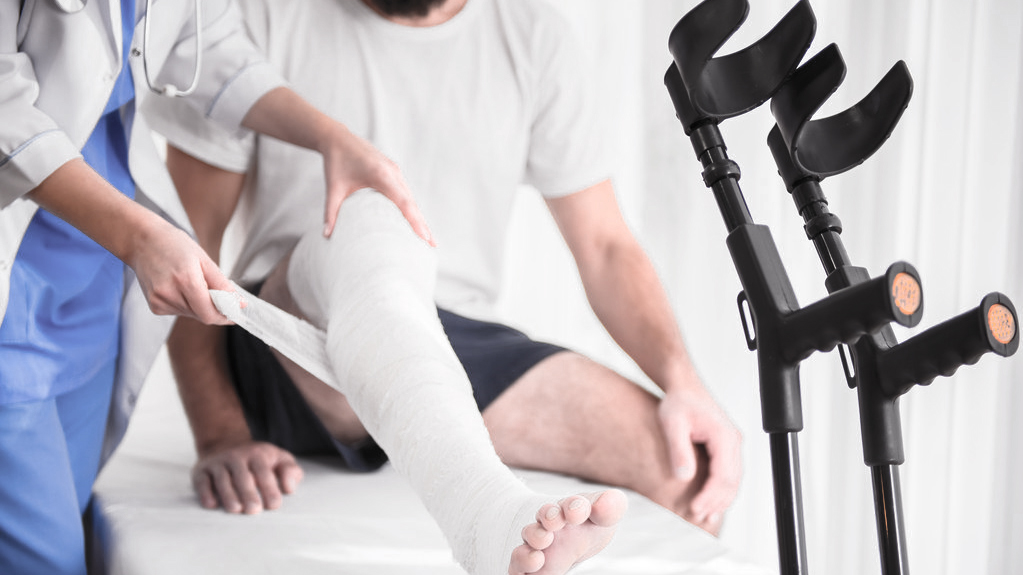 打石膏过程中怎么运动最好,脚打石膏后多久可以正常走路