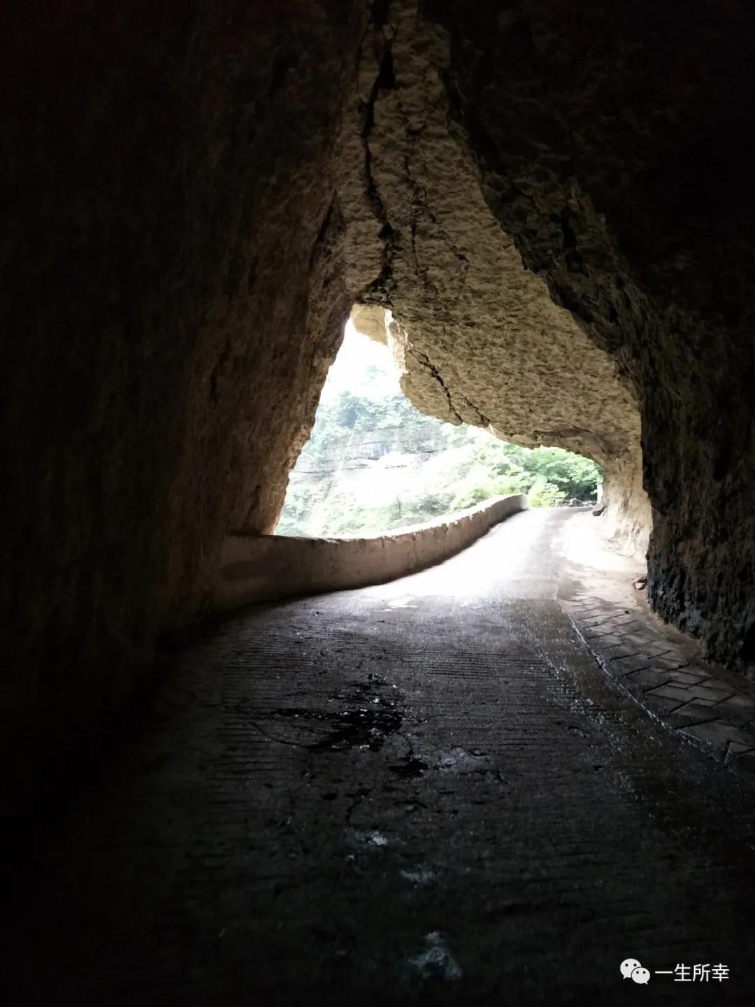 一川碧水,一川碧水一重山