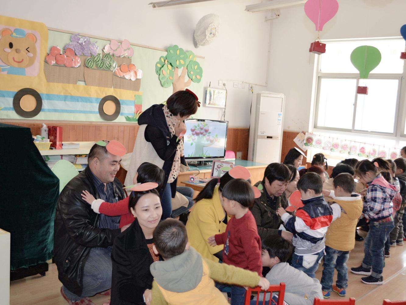 孩子刚上幼儿园哭闹该怎么办,孩子幼儿园上学哭闹怎么引导