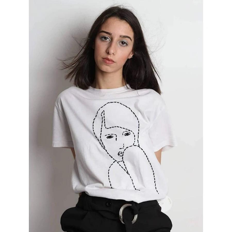 自己绣在衣服上的简单刺绣,手工刺绣t恤字母配色图片