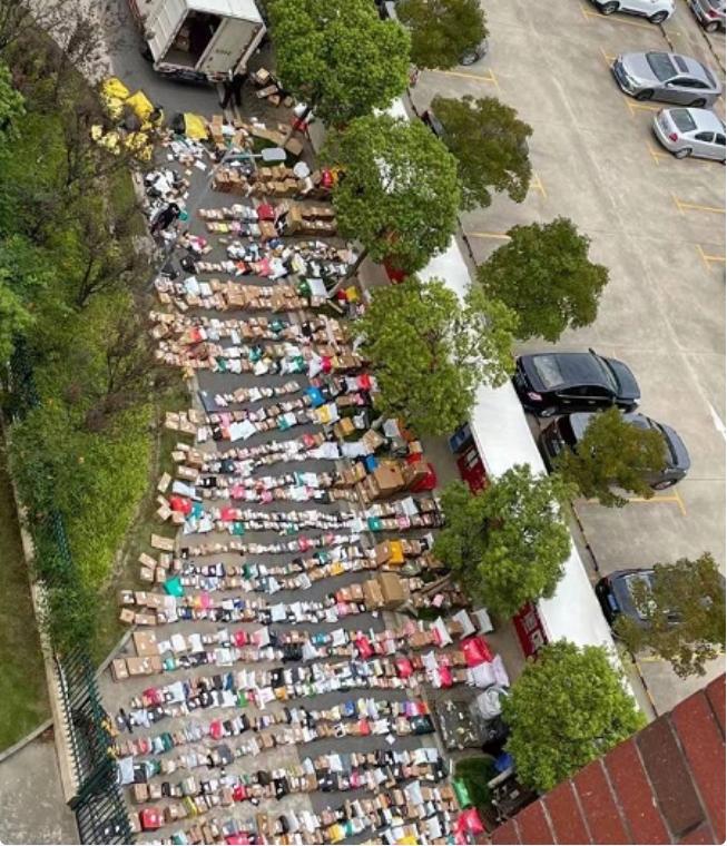 大学生购买能力有多强？校园内包裹直接封路，看完自愧不如