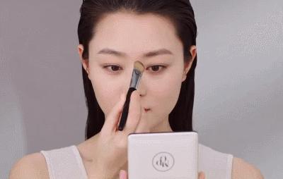宽眼距塌鼻梁如何靠化妆逆袭？