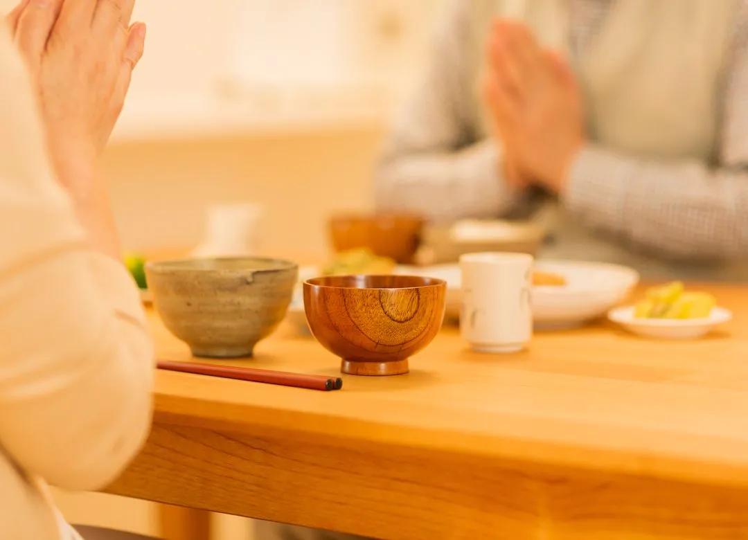 日本人鞠躬是弯90度吗,日本人为什么总鞠躬