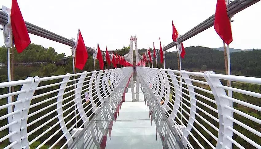 天桥沟玻璃栈道一日游,芙蓉山风景区玻璃滑道