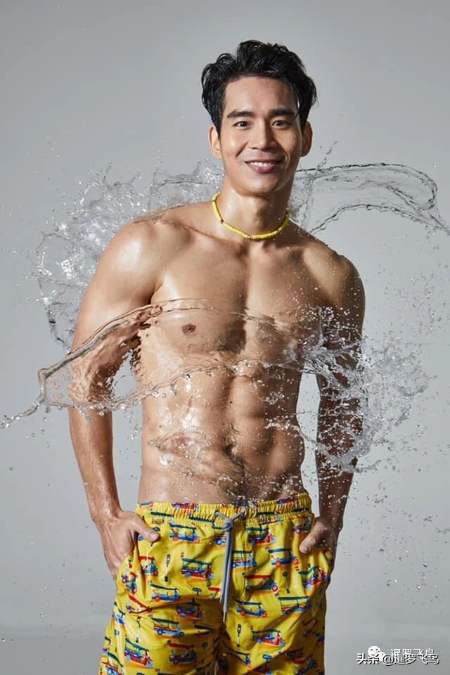 疫情期泰国餐馆帅哥送外卖,拍半裸宣传照用美色救生意