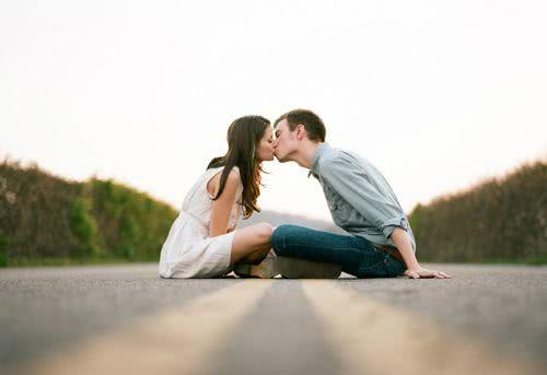 男生第一次吻你额头,男生第一次亲你的行为看出他态度