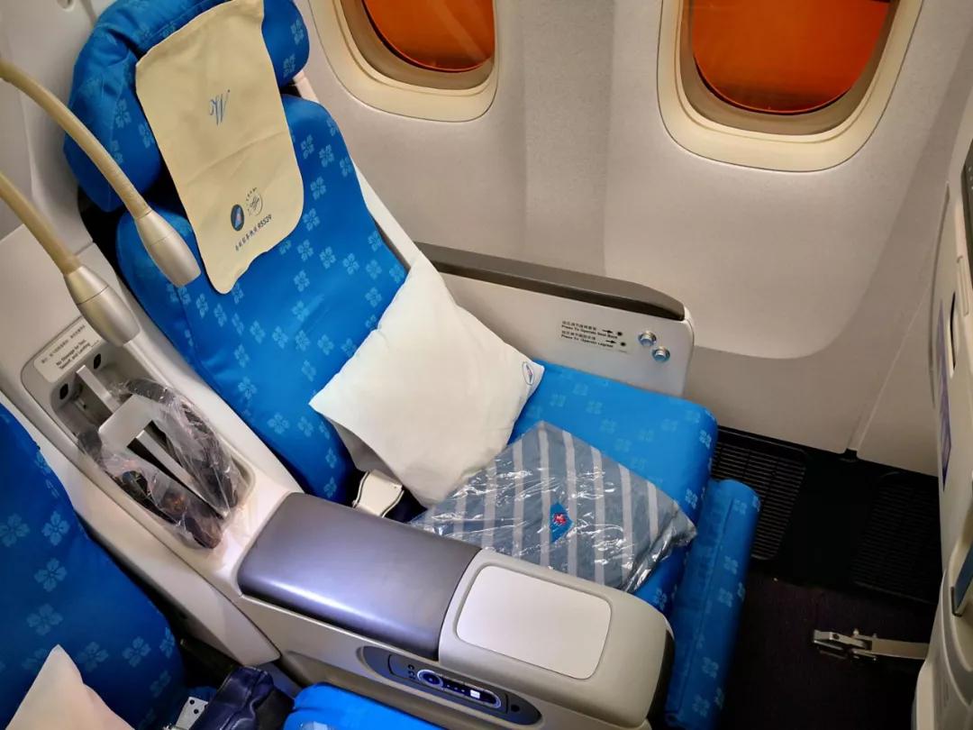 东航南航经济舱对比,东航南航公务舱休息室